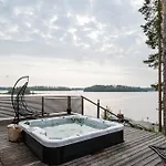 - High Quality For Up To 20 Guests Willa *