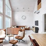 - High Quality For Up To 20 Guests Willa *